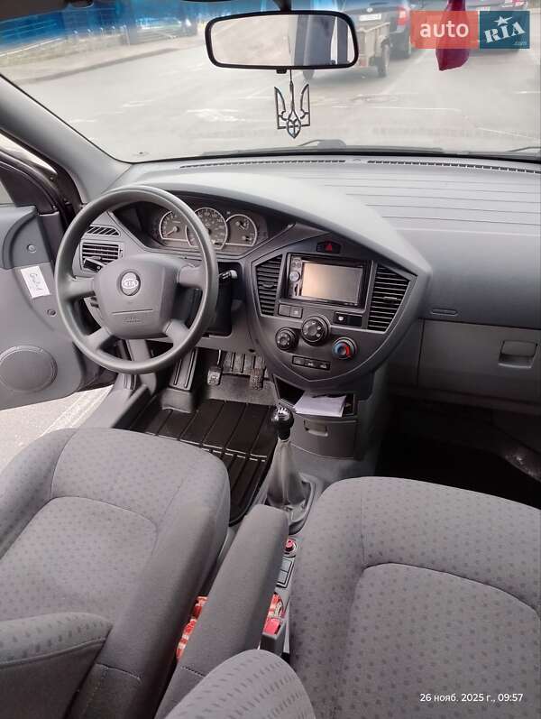 Минивэн Kia Carens 2006 в Киеве