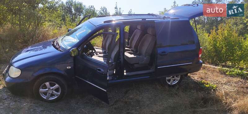 Минивэн Kia Carnival 2004 в Ужгороде