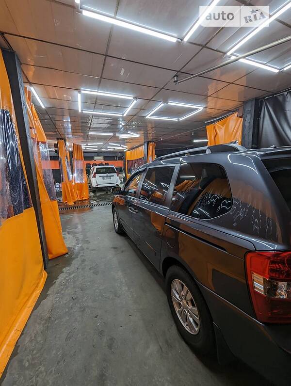 Мінівен Kia Carnival 2012 в Дніпрі
