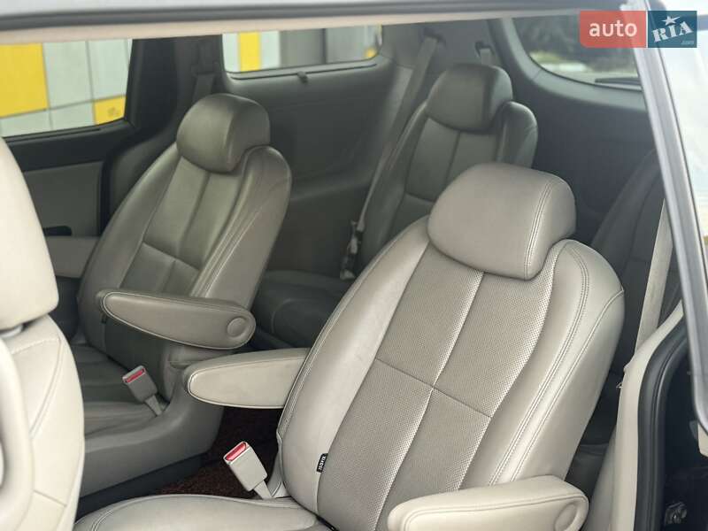 Минивэн Kia Carnival 2014 в Житомире