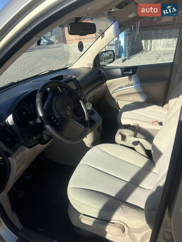Минивэн Kia Carnival 2008 в Черновцах