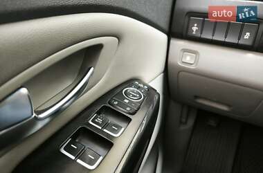 Минивэн Kia Carnival 2015 в 