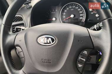 Минивэн Kia Carnival 2012 в 