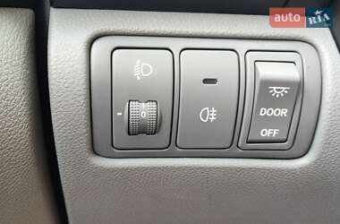 Минивэн Kia Carnival 2012 в 