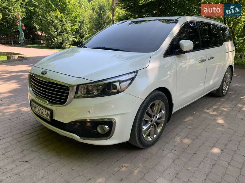 Минивэн Kia Carnival 2017 в Киеве