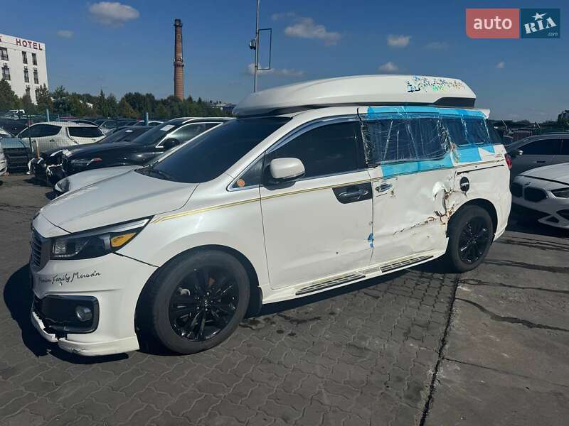 Минивэн Kia Carnival 2017 в Львове