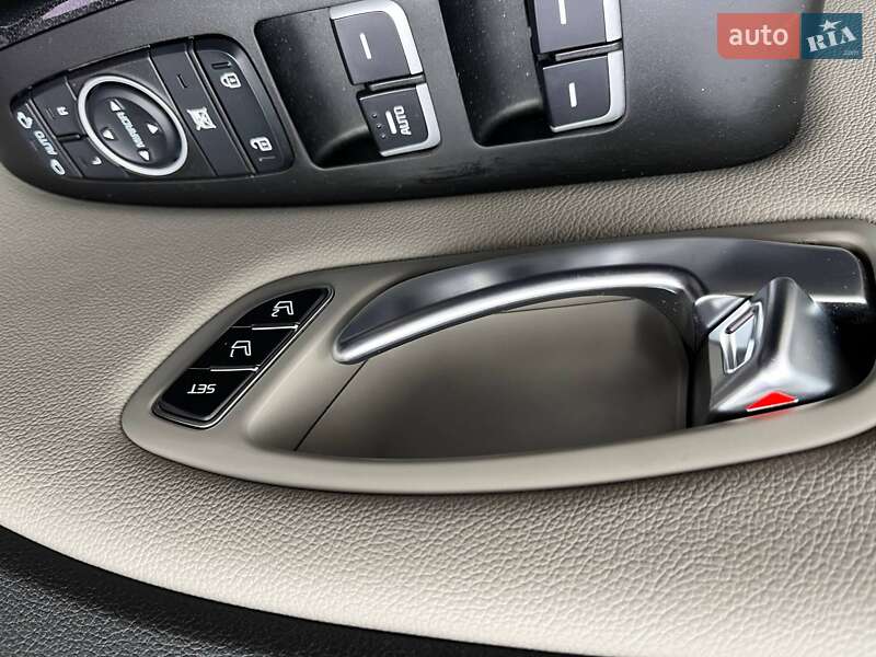Мінівен Kia Carnival 2014 в Києві