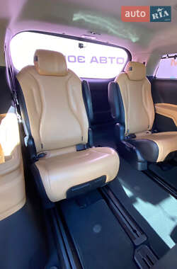 Минивэн Kia Carnival 2021 в 