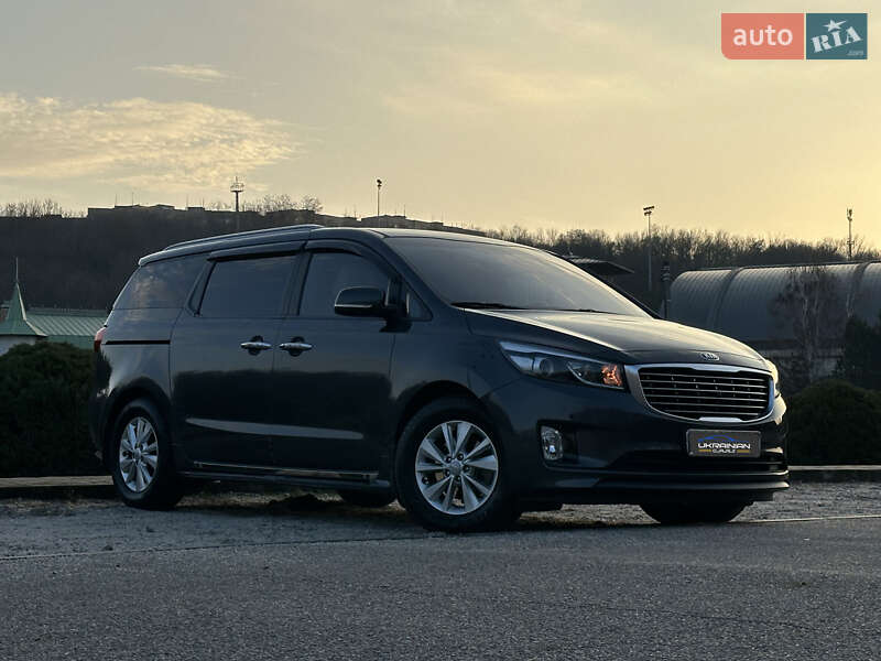 Мінівен Kia Carnival 2015 в Дніпрі