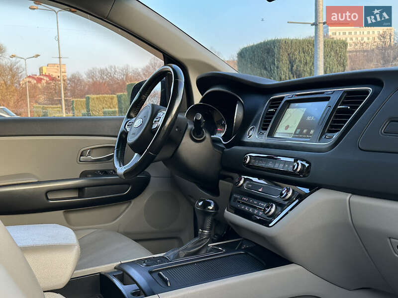 Мінівен Kia Carnival 2015 в Дніпрі