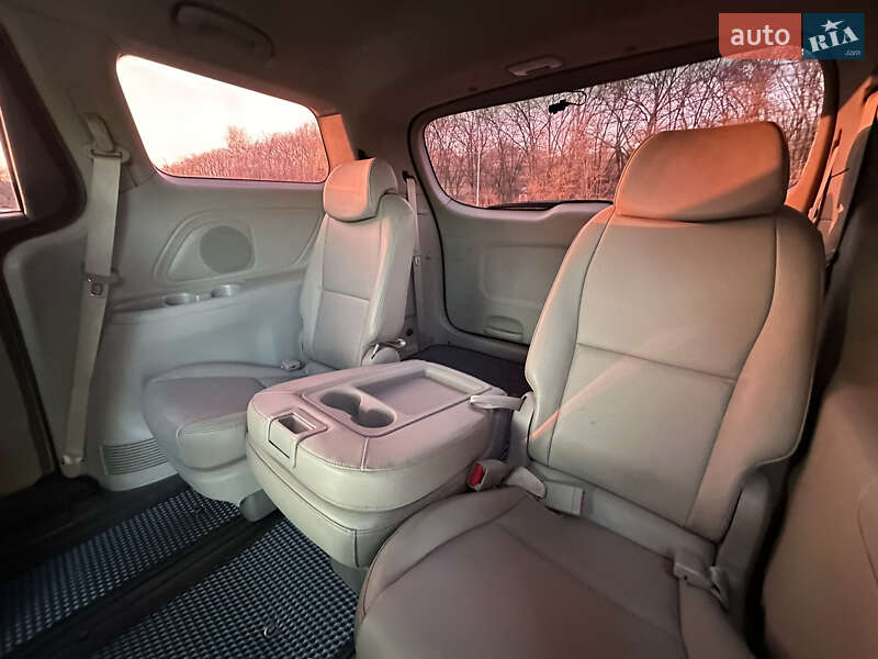 Мінівен Kia Carnival 2015 в Дніпрі