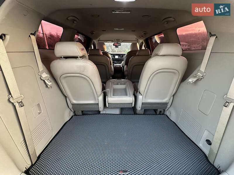 Мінівен Kia Carnival 2015 в Дніпрі