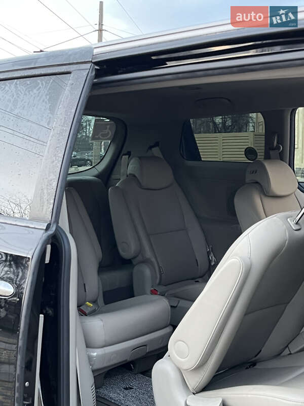 Минивэн Kia Carnival 2017 в Одессе