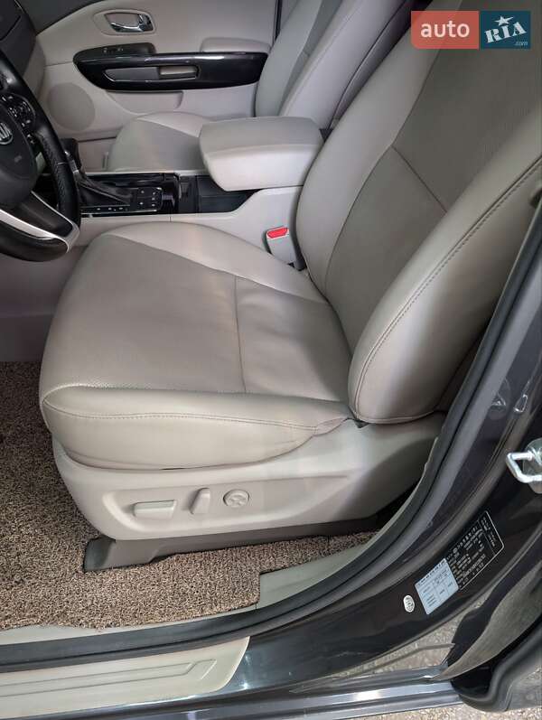 Минивэн Kia Carnival 2016 в Тернополе