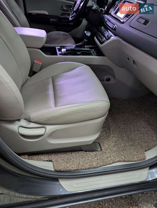Минивэн Kia Carnival 2016 в Тернополе
