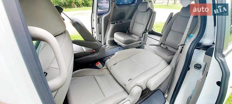 Минивэн Kia Carnival 2016 в Ивано-Франковске