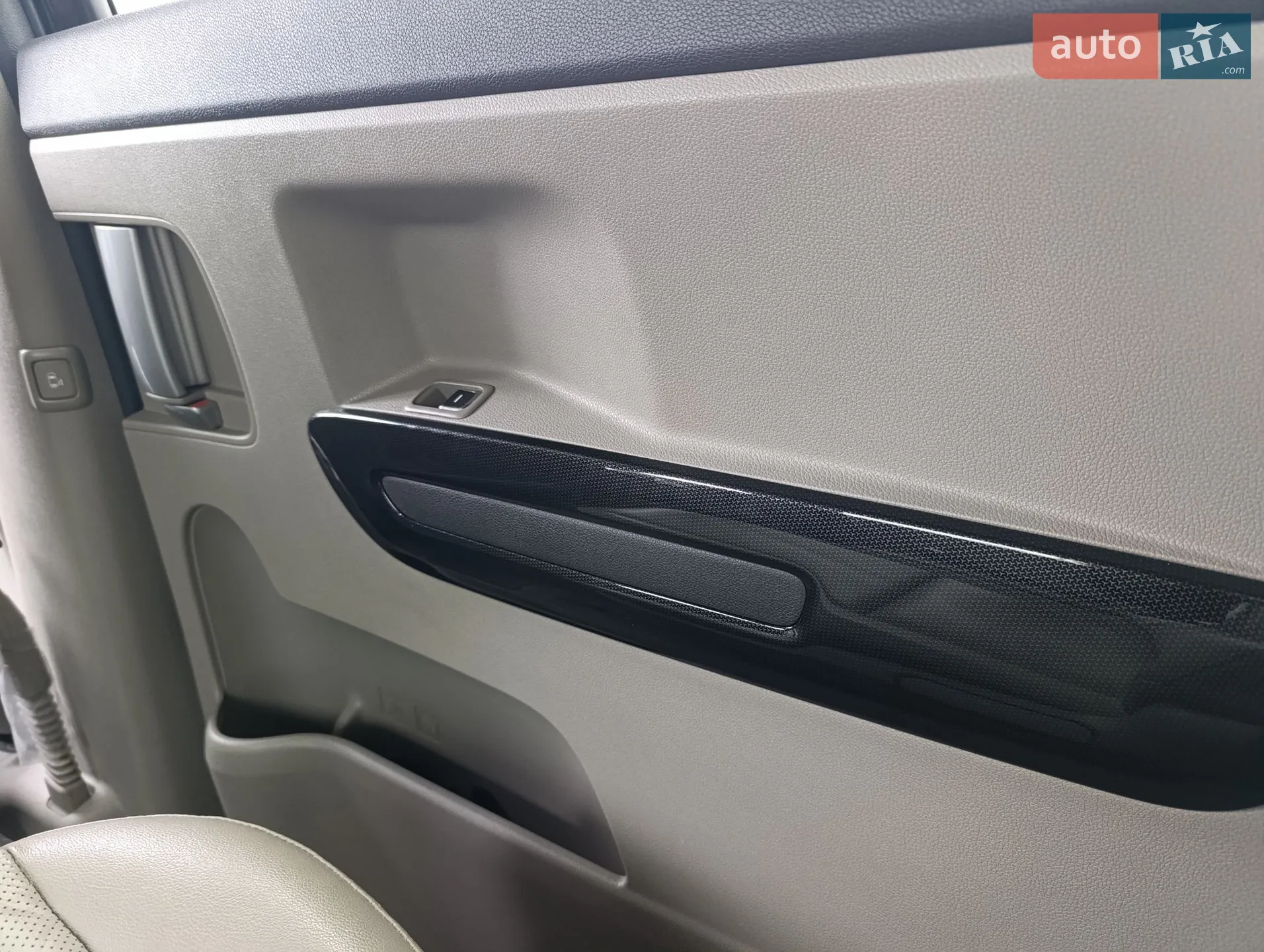 2017 Kia Carnival - мініатюра 26