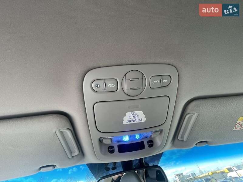 Мінівен Kia Carnival 2006 в Києві