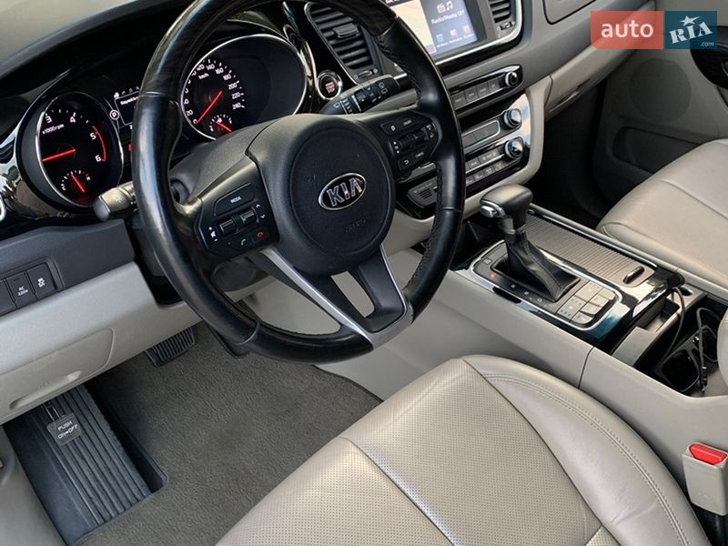 Минивэн Kia Carnival 2016 в Киеве