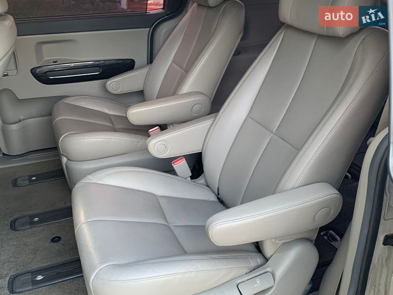 Минивэн Kia Carnival 2016 в Киеве