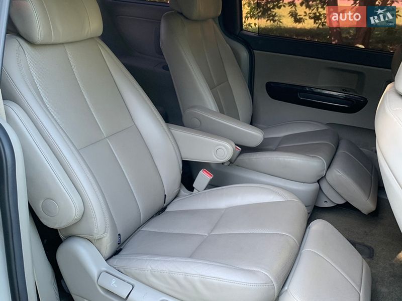 Минивэн Kia Carnival 2016 в Киеве