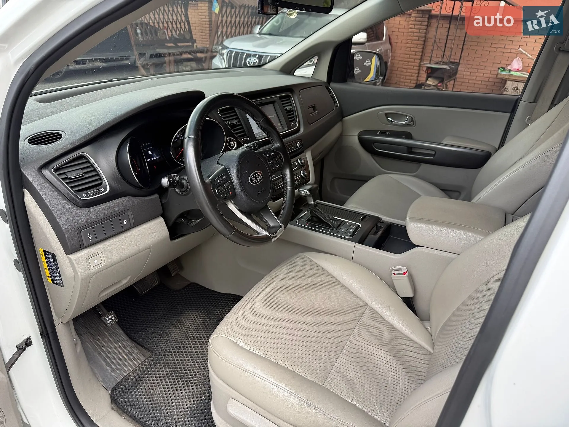 2017 Kia Carnival - мініатюра 2