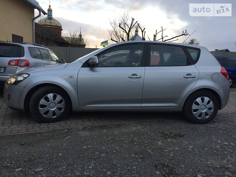 Хетчбек Kia Ceed 2009 в Стрию