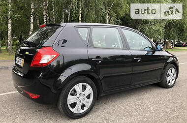 Хэтчбек Kia Ceed 2009 в 