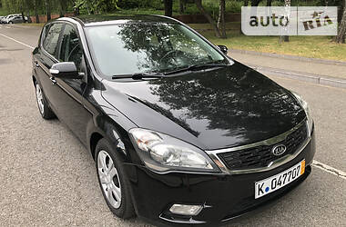 Хэтчбек Kia Ceed 2009 в 