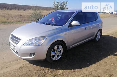 Хэтчбек Kia Ceed 2009 в 