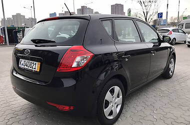 Хэтчбек Kia Ceed 2010 в Киеве