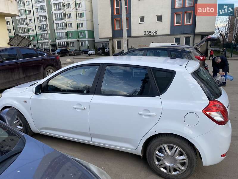 Хетчбек Kia Ceed 2010 в Чернівцях фото 3 Хетчбек Kia Ceed 2010 в Чернівцях