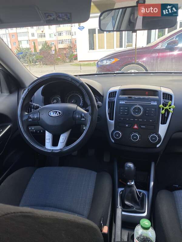 Хэтчбек Kia Ceed 2010 в Черновцах