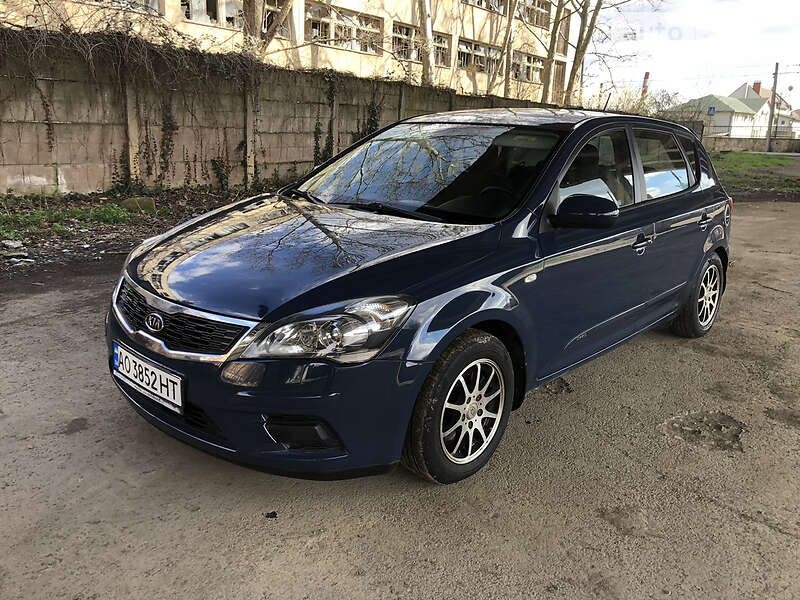 Хэтчбек Kia Ceed 2009 в 