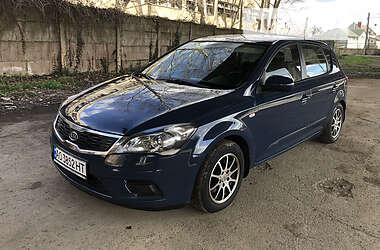 Хэтчбек Kia Ceed 2009 в 