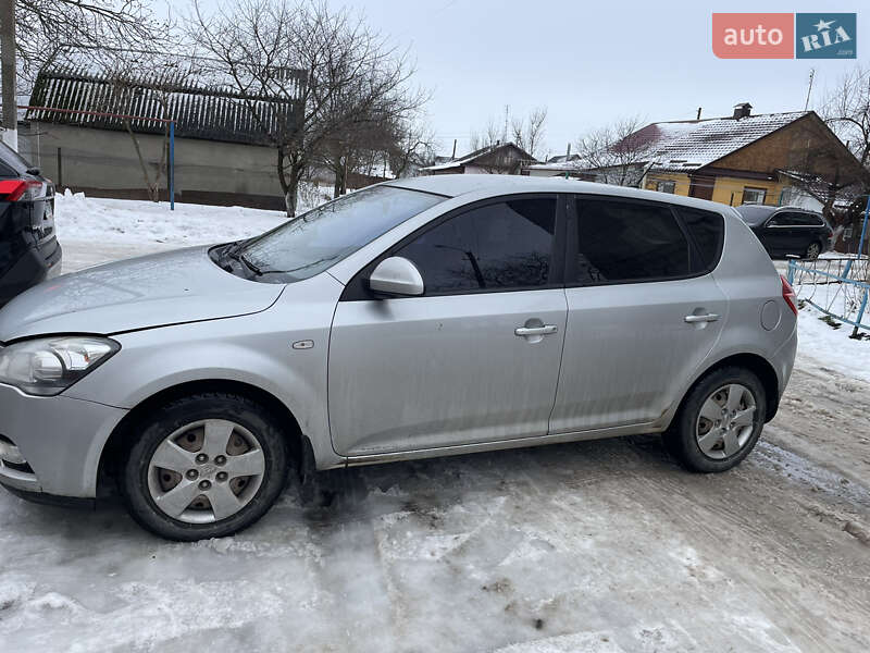 Хетчбек Kia Ceed 2010 в Старокостянтинові