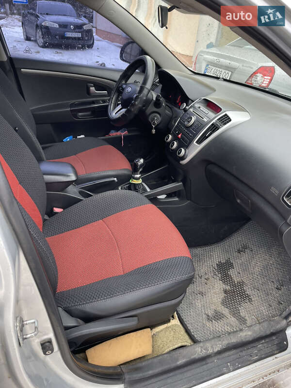 Хетчбек Kia Ceed 2010 в Старокостянтинові