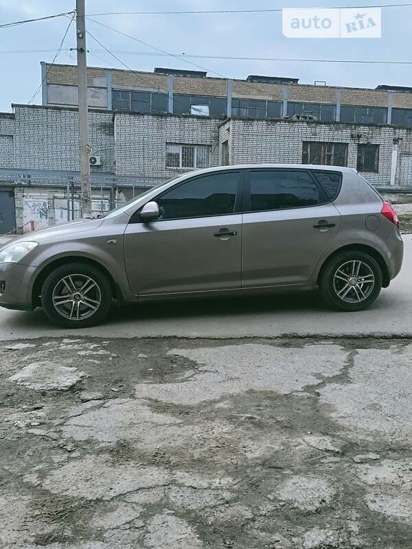 Хэтчбек Kia Ceed 2007 в Каменском