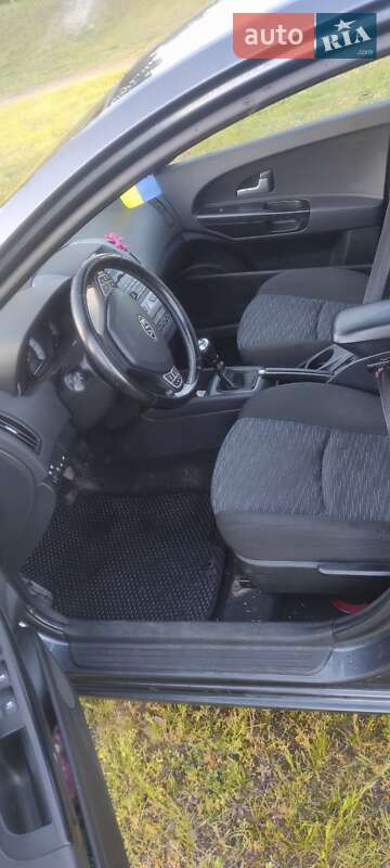 Хэтчбек Kia Ceed 2007 в Сарнах