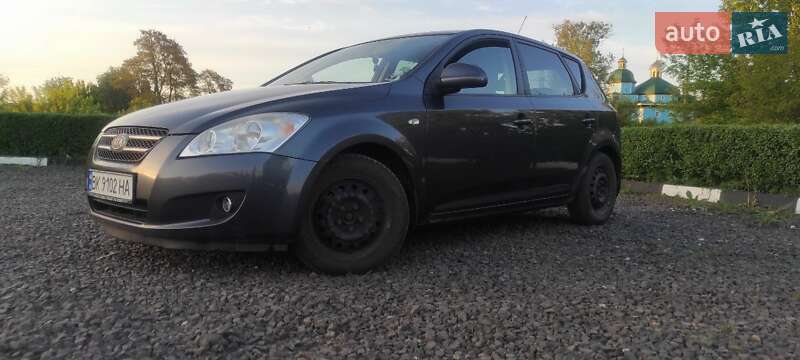 Хэтчбек Kia Ceed 2007 в Сарнах
