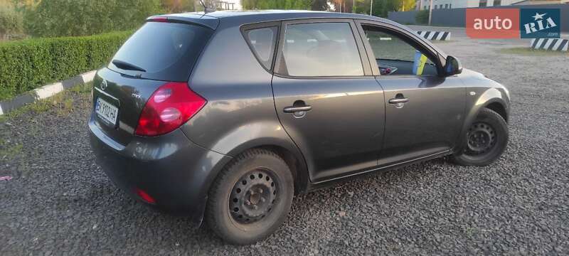 Хэтчбек Kia Ceed 2007 в Сарнах