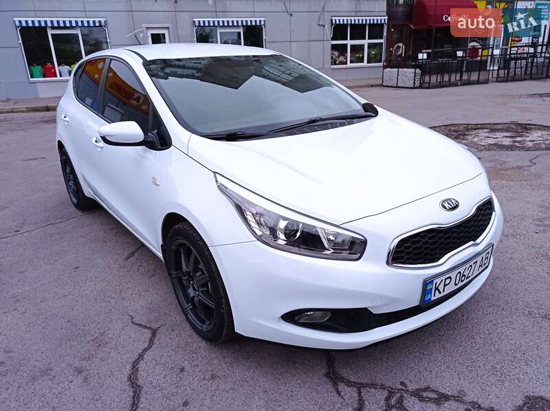 Хэтчбек Kia Ceed 2012 в 