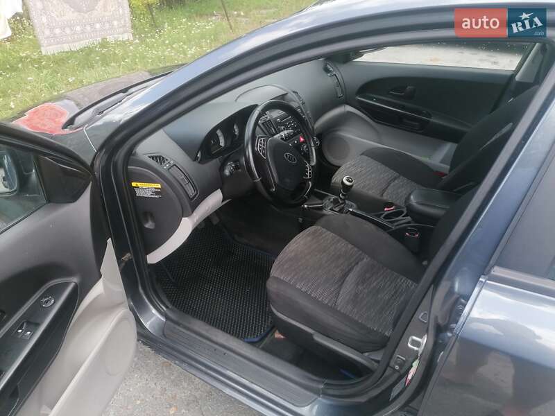 Хетчбек Kia Ceed 2009 в Полонному