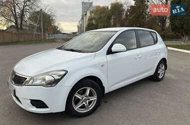 Хэтчбек Kia Ceed 2011 в 