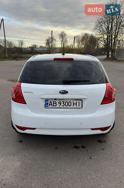 Хэтчбек Kia Ceed 2011 в 