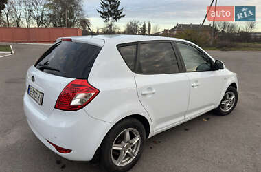 Хэтчбек Kia Ceed 2011 в 