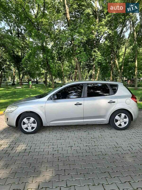 Хэтчбек Kia Ceed 2006 в Александрие