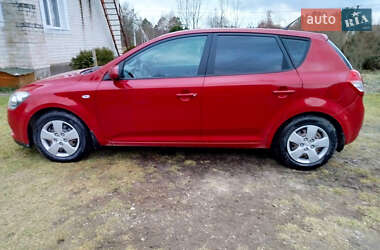 Хэтчбек Kia Ceed 2010 в 