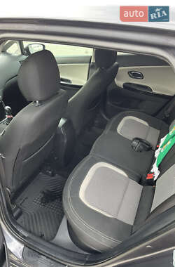 Хетчбек Kia Ceed 2013 в 