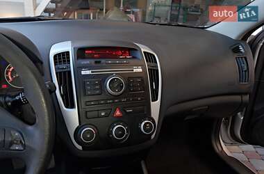 Хэтчбек Kia Ceed 2009 в 